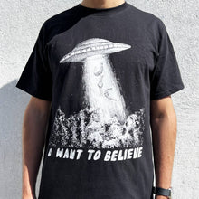 Polera Oficial Dando la Hora x Vickbur - I Want to Believe Unisex