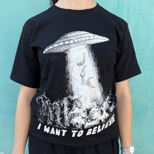 Polera Oficial Dando la Hora x Vickbur - I Want to Believe Unisex